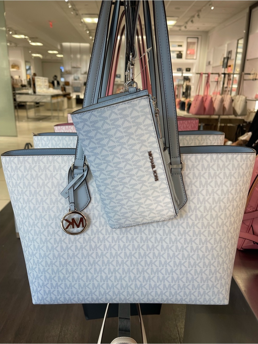 MICHAEL MICHAEL KORS SHEILA
Pale Ocean LG TOTE bag & Double Zip Ombré Lg Wallet